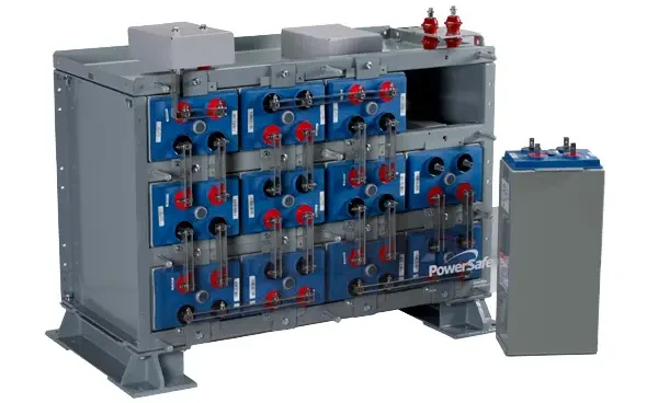 Baterías Power Systems integrando almacenamiento de energía solar en instalación industria