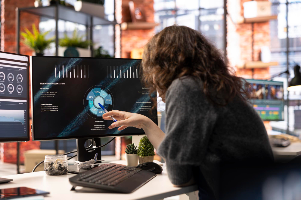 Análisis predictivo con IA mostrando tendencias de degradación en baterías industriales