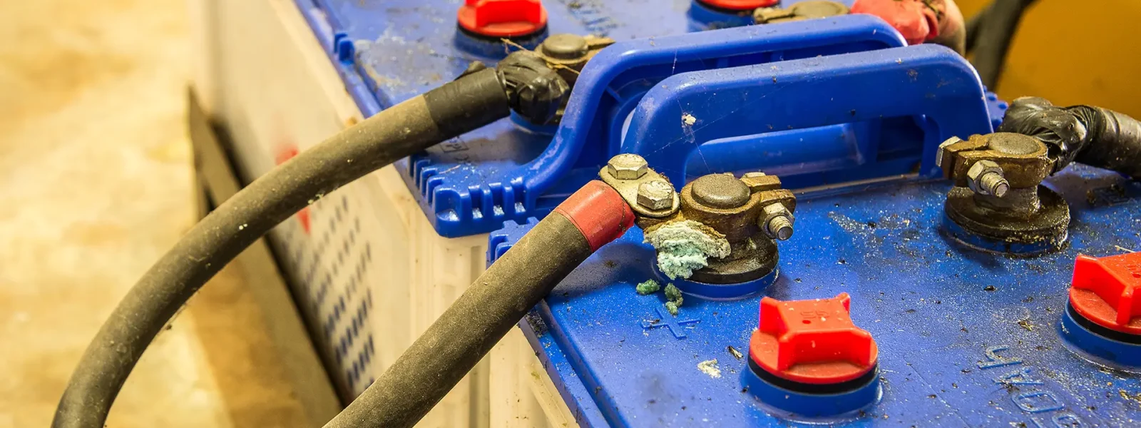 Banco de baterías para UPS industrial en centro de datos