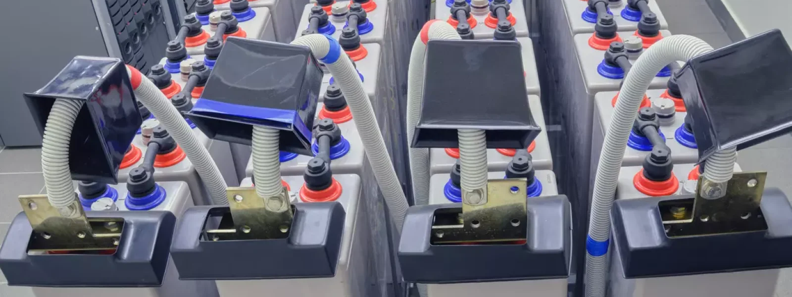 Banco de baterías para sistema UPS de alimentación ininterrumpida en centro de datos | EnerSys México